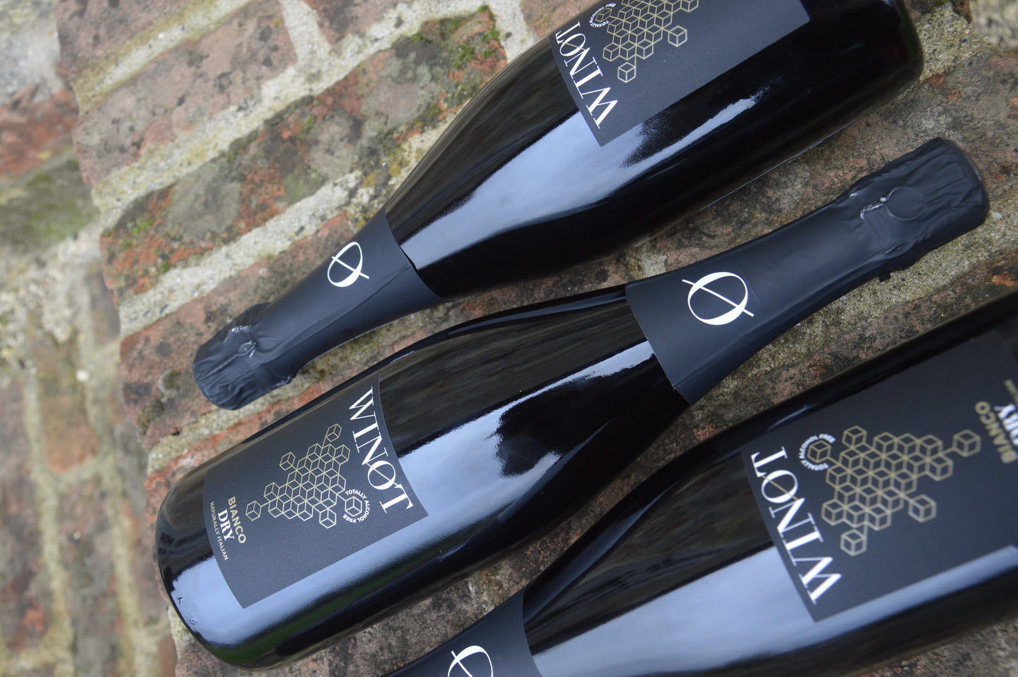 WINOT BIANCO DRY 0.0% - PREMIUM WHITE SPARKLING WINE FROM PIEDMONT